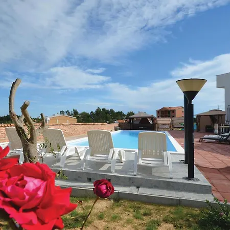 Beautiful In With Swimming Pool Апартаменты